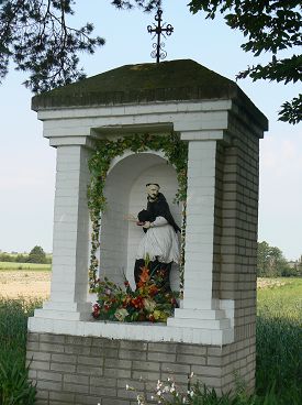 Kapliczka z figurą św. Jana (koło cmentarza)