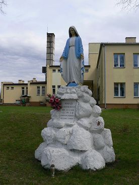 Figura Matki Boskiej na placu szkolnym